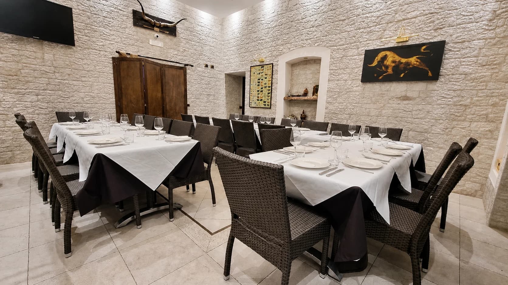 La saletta apparecchiata per una festa