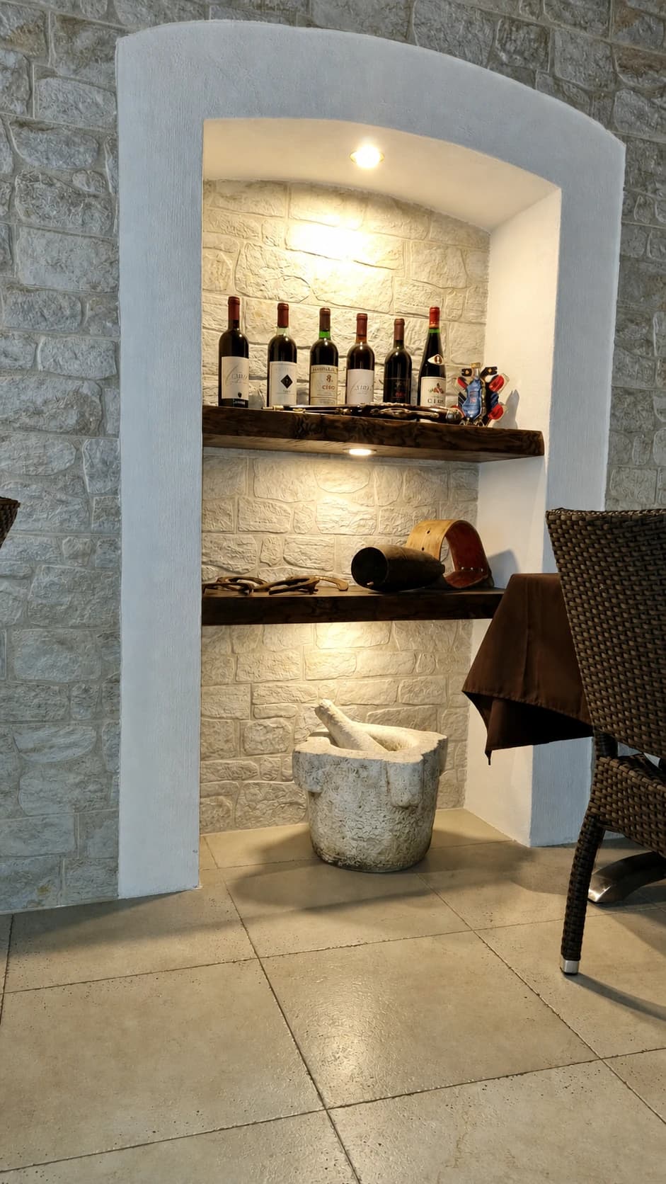 La nicchia con vini e antichi strumenti del mestiere